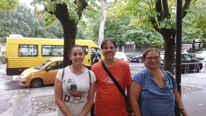 genitori Sara Tonini, Fabrizio Bastanzi e Chiara Pallatron rilanciano la protesta per i pericoli in via Marina ad Avenza