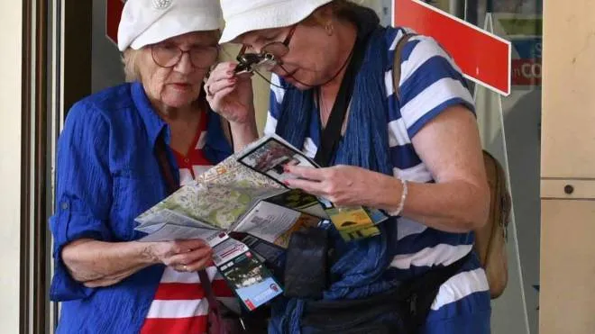 Due turiste alla ricerca di informazioni sul territorio (foto di repertorio)
