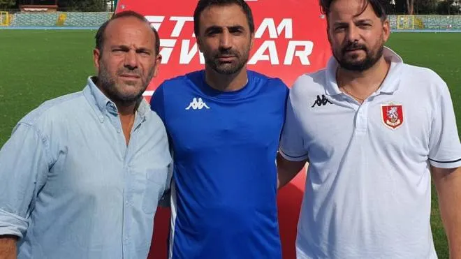 Il nuovo tecnico del Grifone Andrea Liguori (al centro) lo scorso anno ha allenato la formazione Under 17 del Napoli
