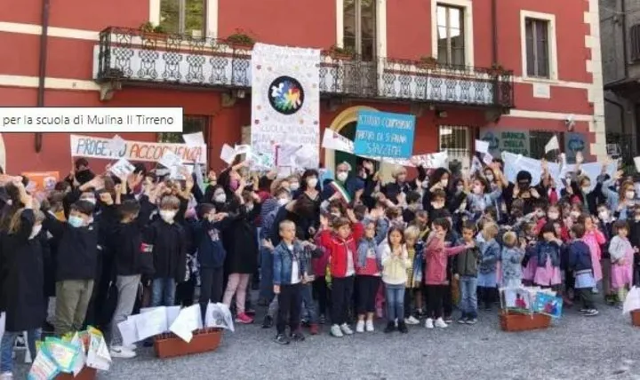 L’apertura dell’anno scolastico davanti al municipio di Pontestazzemese
