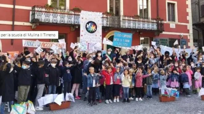 L’apertura dell’anno scolastico davanti al municipio di Pontestazzemese