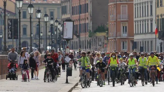 Il Lungarno «invaso» dalle biciclette per promuovere una mobilità più ecologicamente sostenibile