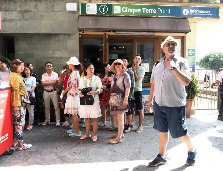 Turisti alla stazione ferroviaria di Manarola (immagine di archivio)