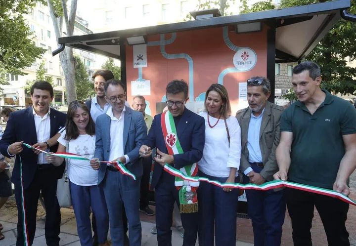inaugurazione del fontanello di Publiacqua col sindaco Nardella e l’assessore Gianassi ieri in piazza Leopoldo