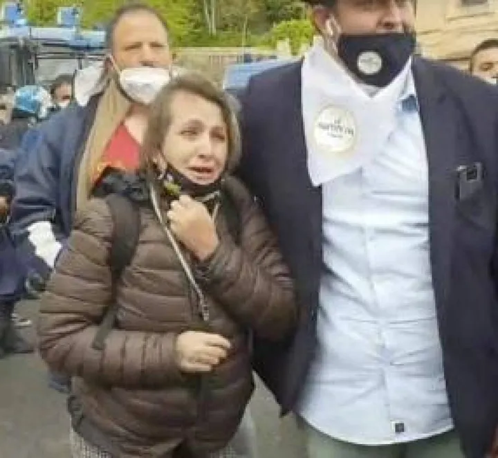 Chiara Dalmazio durante la manifestazione a Roma nella quale si inginocchiò per chiedere aiuto dopo la chiusura del suo bar