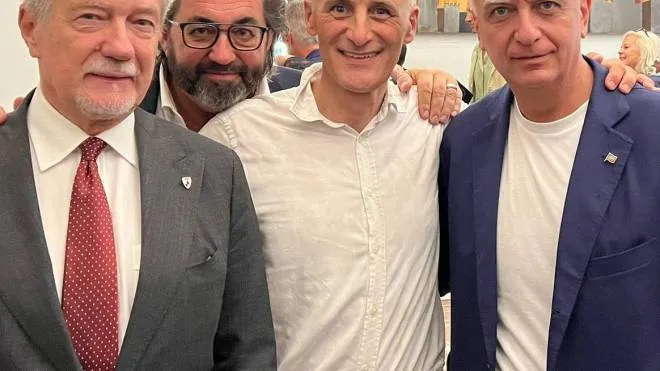 A destra, Massimo Mallegni con il sindaco Ghinelli e il candidato Mennini