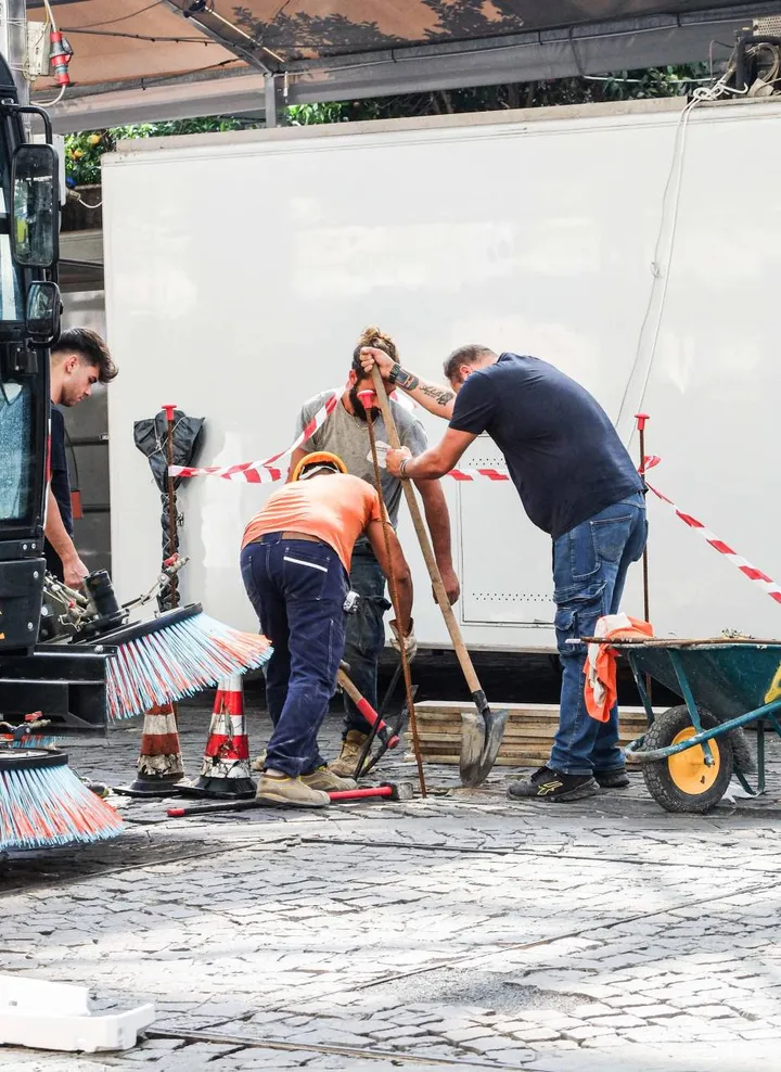 Operai impegnati nel cantiere di piazza Cavour (. Foto di Alexia Frascatore)