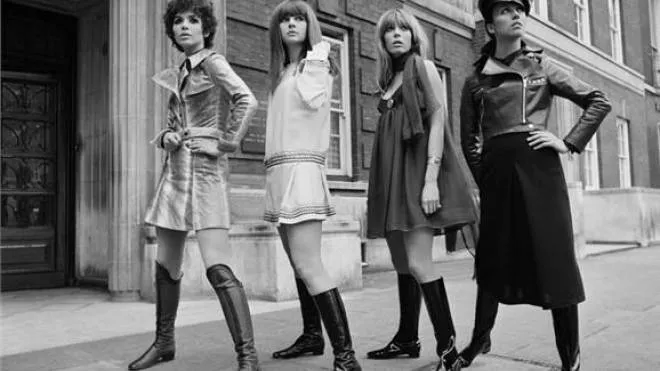 Alcune modelle durante una sfilata di moda di. Ossie Clark and Alice Pollock a Londra nel 1967