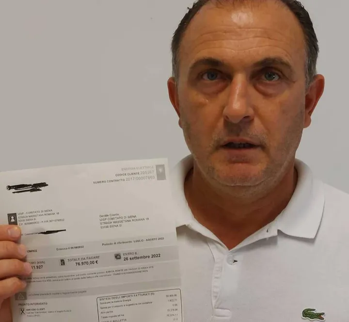 Simone Pacciani, presidente di Uisp Siena, mostra la bolletta con la cifra monstre di 77mila euro per lulgio e agosto. L’anno scorso era di 25mila euro