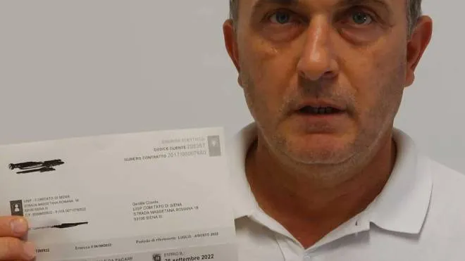 Simone Pacciani, presidente di Uisp Siena, mostra la bolletta con la cifra monstre di 77mila euro per lulgio e agosto. L’anno scorso era di 25mila euro