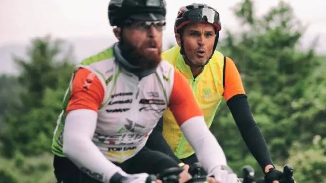 Massimiliano Frascati e Andrea Pepe in bicicletta durante la “maratona”