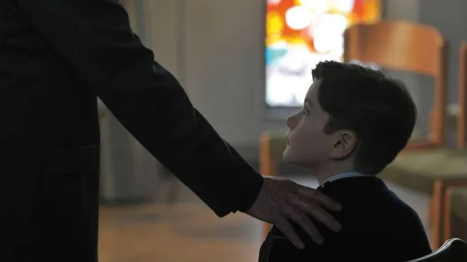 Un’immagine dal film di Francois Ozon “Grazie a Dio“ del 2019, basato sulla storia di padre Bernard Preynat accusato dopo 30 anni di abusi dalle sue vittime