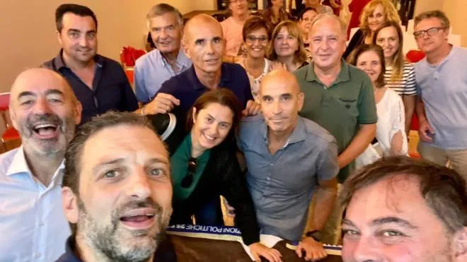 Il candidato. Gabriele Toccafondi (in primo piano). con i suoi sostenitori