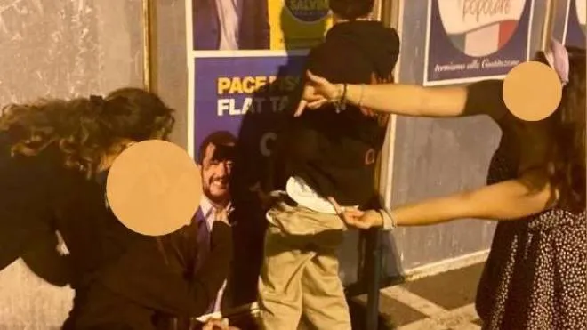 La foto che ritrae il gesto di cattivo gusto a danno dei manifesti elettorali