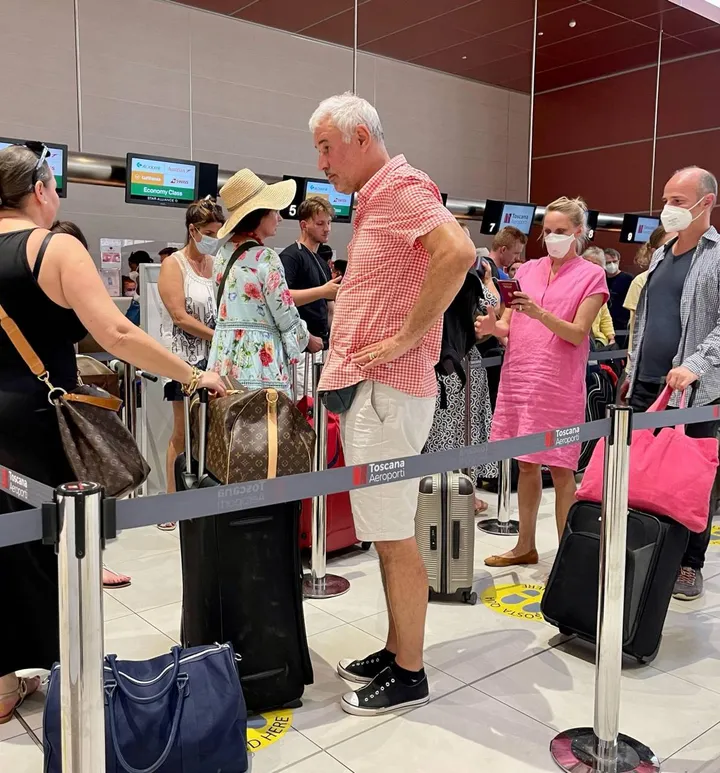 Decine di persone in attesa all’aeroporto dopo le cancellazioni causa maltempo