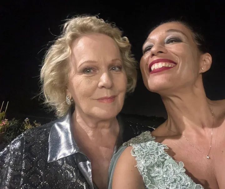 Un selfie di Katia Ricciarelli insieme a Moka dopo la loro esibizione