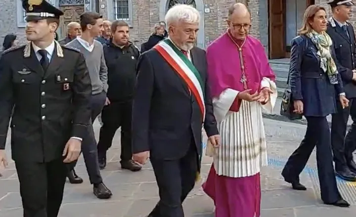L’arcivescovo Ivan Maffeis, accompagnato dal sindaco, entra a Città della Pieve
