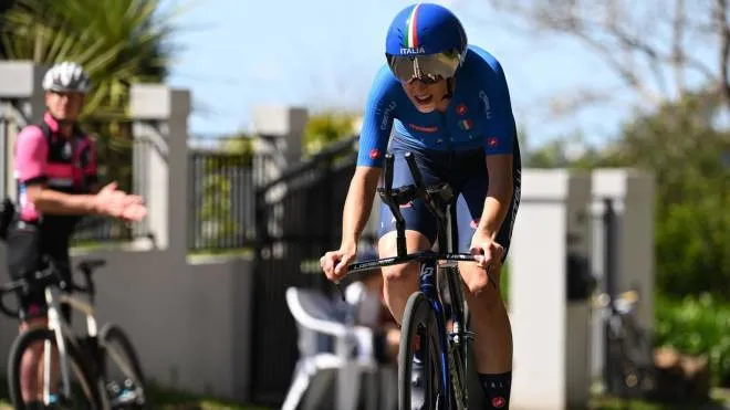 epa10190856 Victoria Guazzini of Italy competes in the women�s elite time trial during the first day of the UCI ROAD World Championships in Wollongong, Australia, 18 September 2022.  EPA/DEAN LEWINS  AUSTRALIA AND NEW ZEALAND OUT