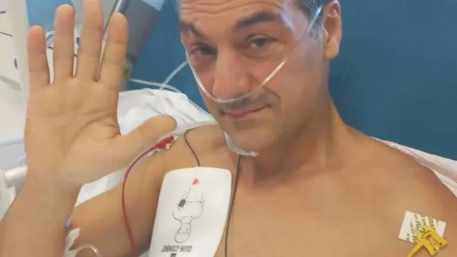 Riccardo Piras, 49 anni, quando era in ospedale dopo essere stato salvato