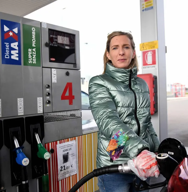 Ancora sorprese ai distributori: il diesel sorpassa la benzina, il metano sopra i 2 euro