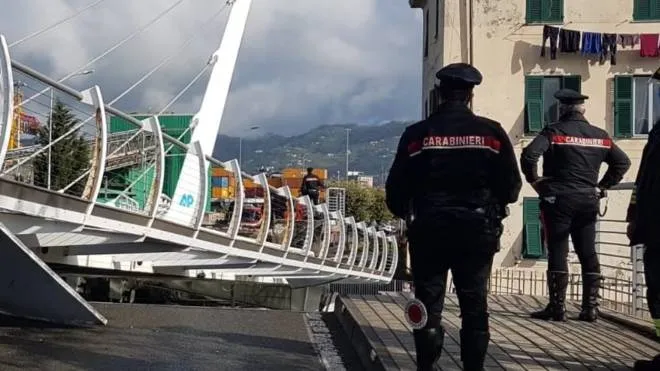 I primi accertamenti sul crollo del ponte hanno visto impegnati i carabinieri del nucleo investigativo