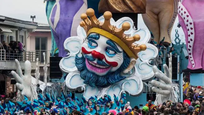 La sfilata del Carnevale di Viareggio sui viali a mare