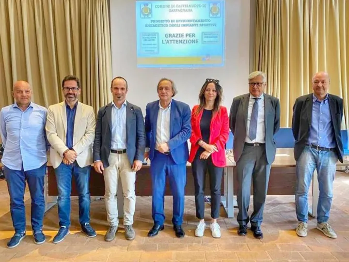 La foto di gruppo al termine della conferenza stampa di ieri al Comune di Castelnuovo di Garfagnana