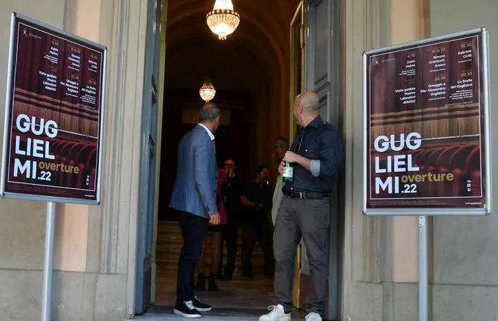 L’ingresso del Teatro Guglielmi finalmente aperto dopo quattro anni di chiusura forzata (foto Paola Nizza)