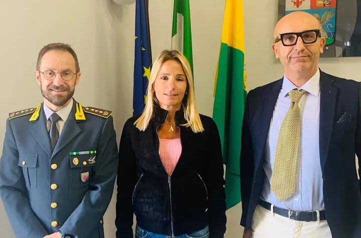 Da sinistra: il comandante provinciale della Guardia di Finanza Adriano Lovito, il direttore di Confartigianato Alessandra Papini e Pierluigi Marzocchi
