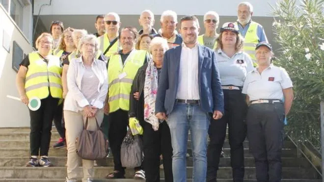 Foto di gruppo dei nonni “vigili“ insieme agli agenti della municipale e all’assessore alle politiche educative Francesco Cecchetti