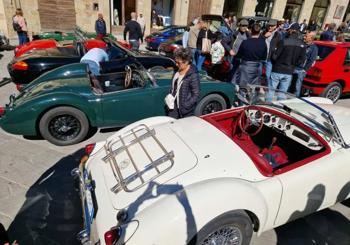 Le auto storiche parcheggiate in piazza Torre di Berta