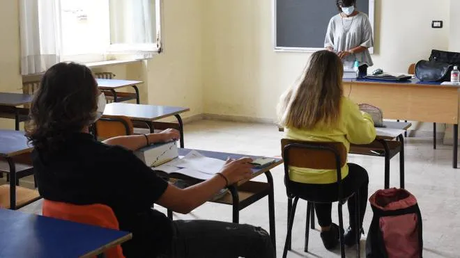 Anche in Umbria si accende il dibattito sull’uso dei telefonini in classe. I dirigenti scolastici ne hanno vietato l’uso ma gli studenti possono comunque tenerli nello zaino. Consentito solo l’uso didattico
