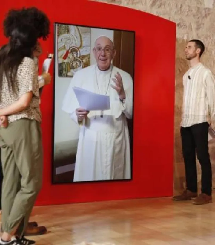 Un’immagine di repertorio: il Papa in collegamento sul web. Sabato l’incontro coi giovani sarà in presenza