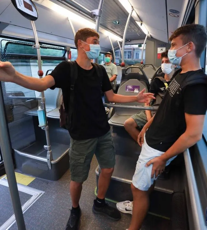 Studenti a bordo di un autobus: il bonus trasporti sta scatenando qualche dubbio