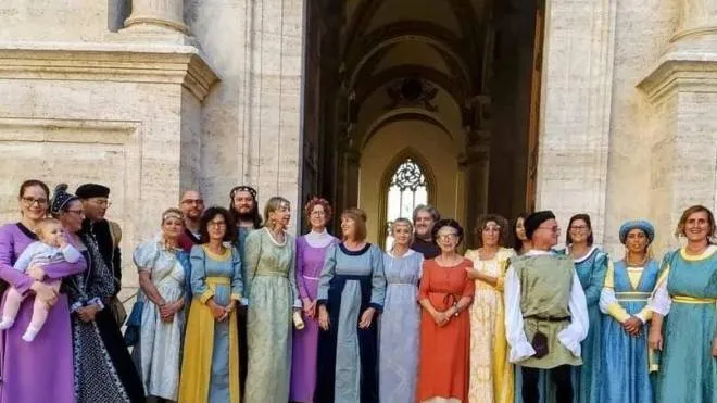 Alcuni dei figuranti presenti alla Corsa di Pio, manifestazione storica che ha portato nel centro storico di Pienza numerosi turisti