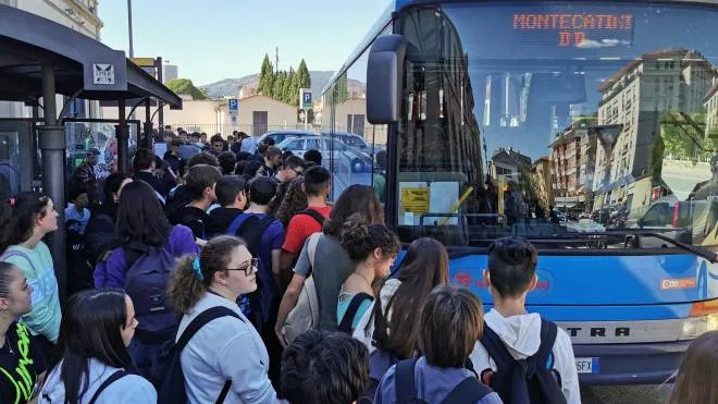 La calca degli studenti alla fermata per prendere il bus (Acerboni/FotoCastellani)