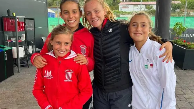 Le ragazzine dell’Under 12 con la loro allenatrice, Valeria Prosperi