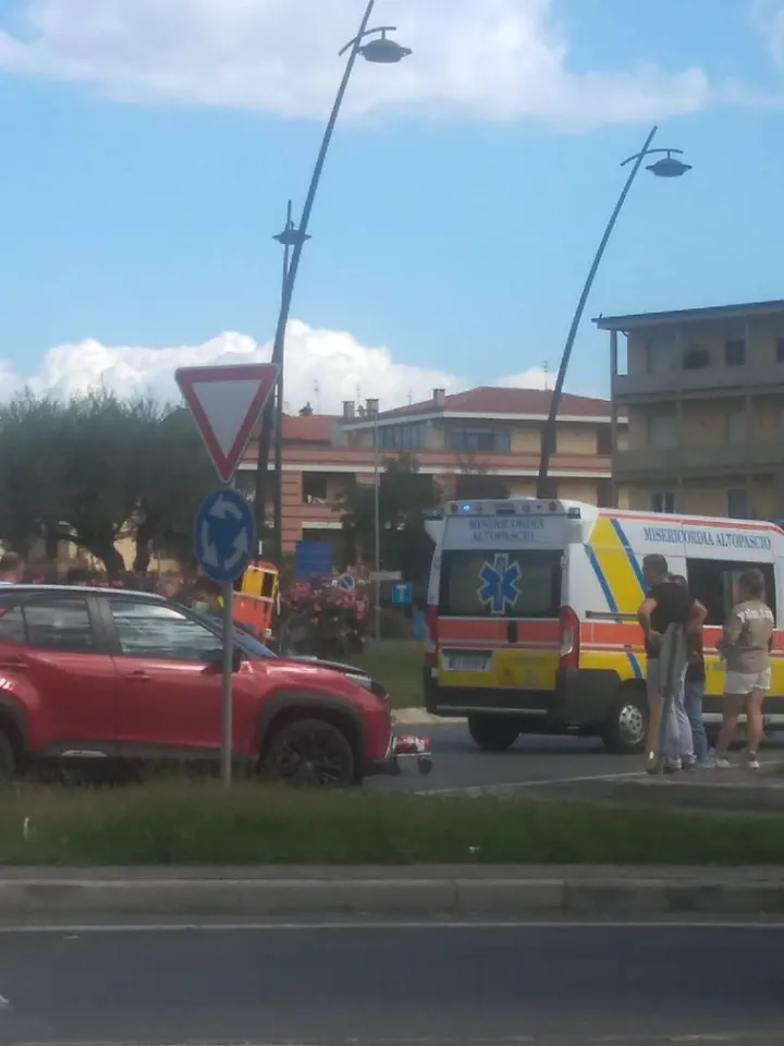 L’incidente di ieri pomeriggio alla rotonda di viale Europa ad Altopascio, ferita lievemente la conducente di una delle due auto