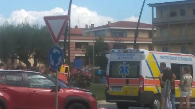 L’incidente di ieri pomeriggio alla rotonda di viale Europa ad Altopascio, ferita lievemente la conducente di una delle due auto