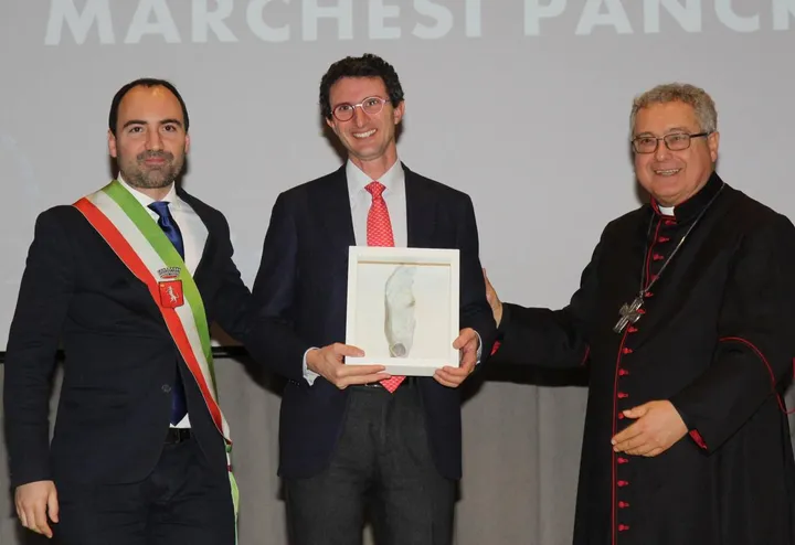 Il marchese Giuseppe Pancrazi, tra il sindaco Calamai e il vescovo Nerbini, riceve il premio Santo Stefano 2019/2020