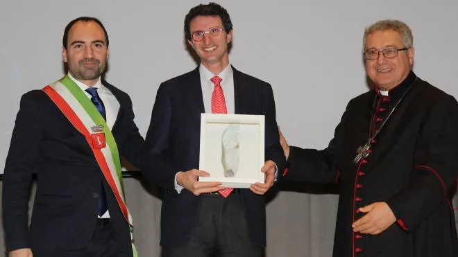 Il marchese Giuseppe Pancrazi, tra il sindaco Calamai e il vescovo Nerbini, riceve il premio Santo Stefano 2019/2020