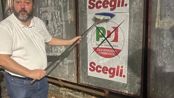 Il presidente del Quartiere 2 Michele Pierguidi di notte fa l’attacchino di manifesti con il pulmino del Pd