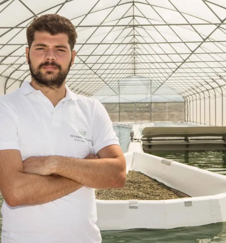 Tommaso Becagli, Ceo dell’azienda «Spirulina Severino Becagli», con alle spalle una delle vasche di produzione dell’alga dall’alto valore nutrizionale