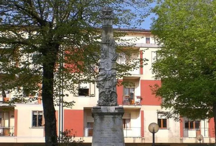 Il monumento ai caduti, inaugurato a Piancastagnaio il 24 settembre 1922. È qui che Donnini farà sosta in preghiera per ricordare le vittime