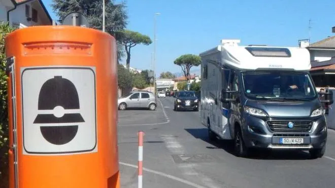 L’autovelox di via dei Lecci, dove sono anche gli attraversamenti pedonali rialzati (Foto Umicini)