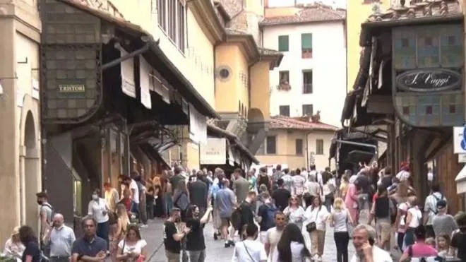 Turisti si scattano foto sul Ponte Vecchio: stavolta sono entrati in azione i borseggiatori (Foto d’archivio)