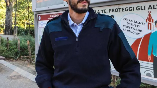 Un agente della polizia municipale alla fermata Carlo Monni, la più ’attenzionata’ dai pusher