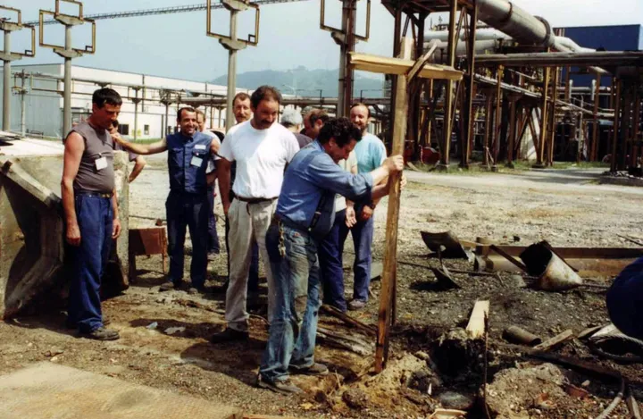 Una storica immagine di una verifica sul terreno della Farmoplant dopo l’esplosione di 34 anni fa (foto Nizza d’archivio)