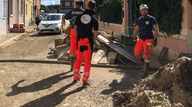 I volontari della Pubblica assistenza di Vezzano Ligure al lavoro nell’area delle Marche. dove si. è abbattura l’alluvione