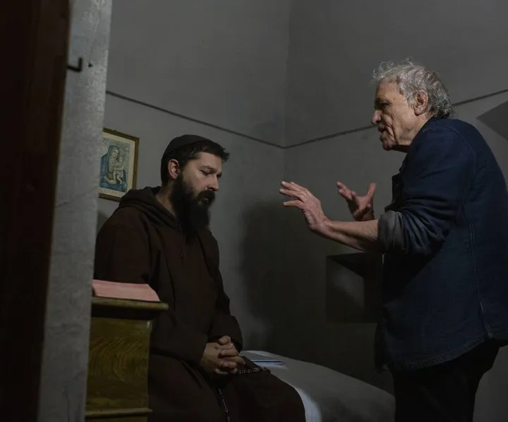 Il regista Abel Ferrara sul set del film ’Padre Pio’ da lui diretto